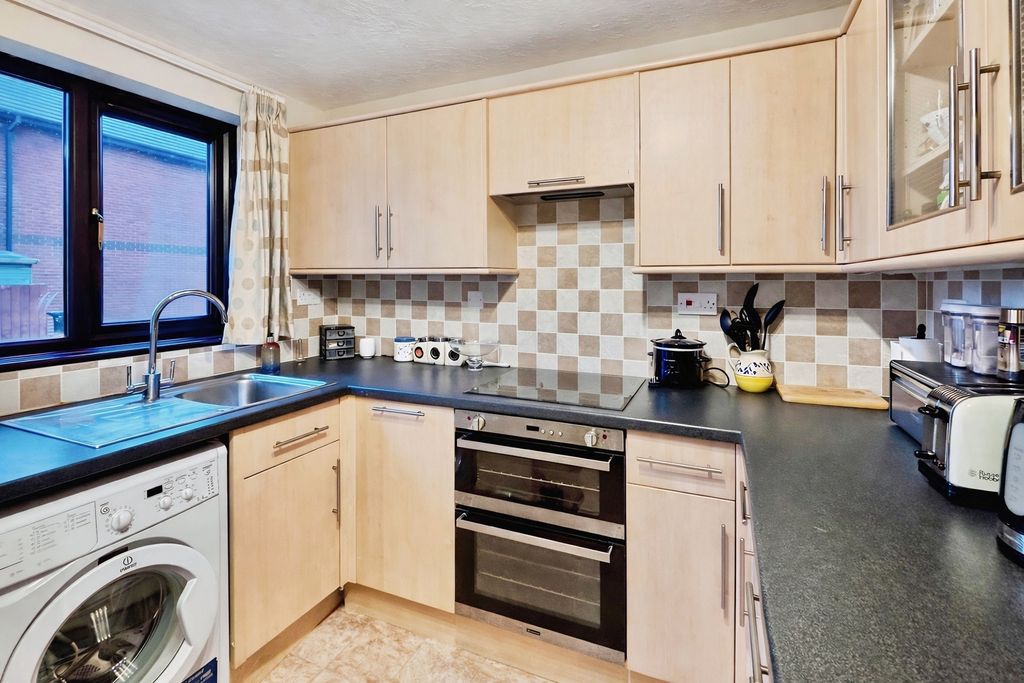 Property photo 3 of 11 Kitchen