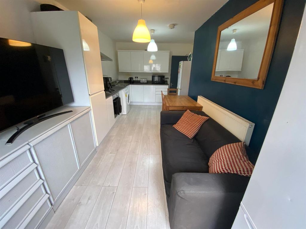 Property photo 3 of 8 Communal Kitchen / Living Area