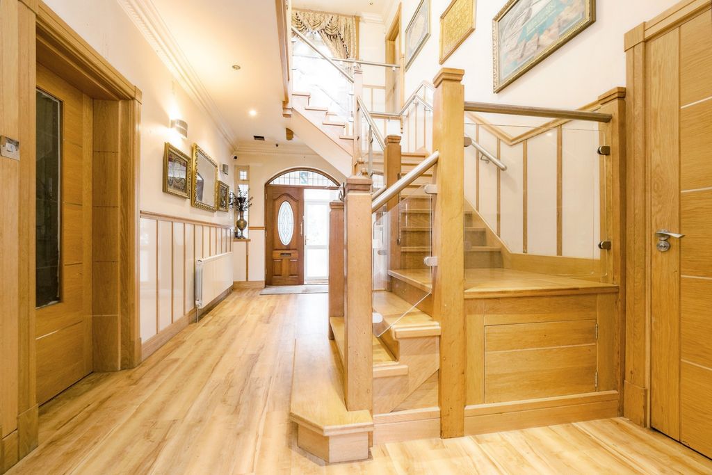 Property photo 3 of 17 Entrance Hall