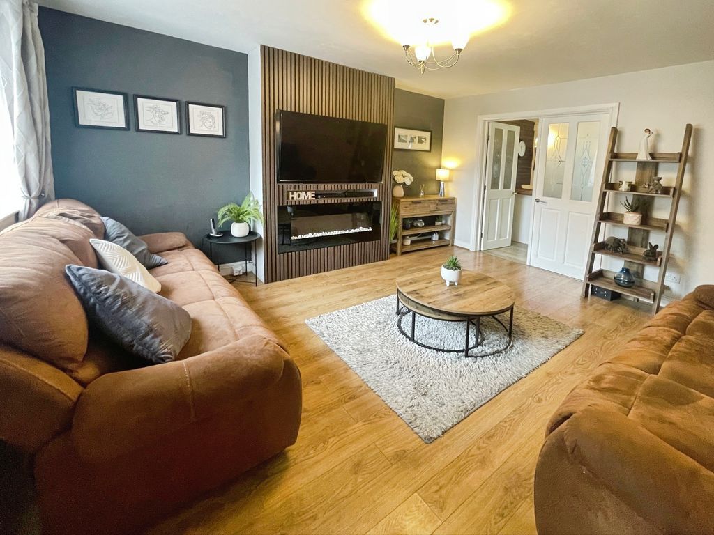 Property photo 3 of 13 Lounge