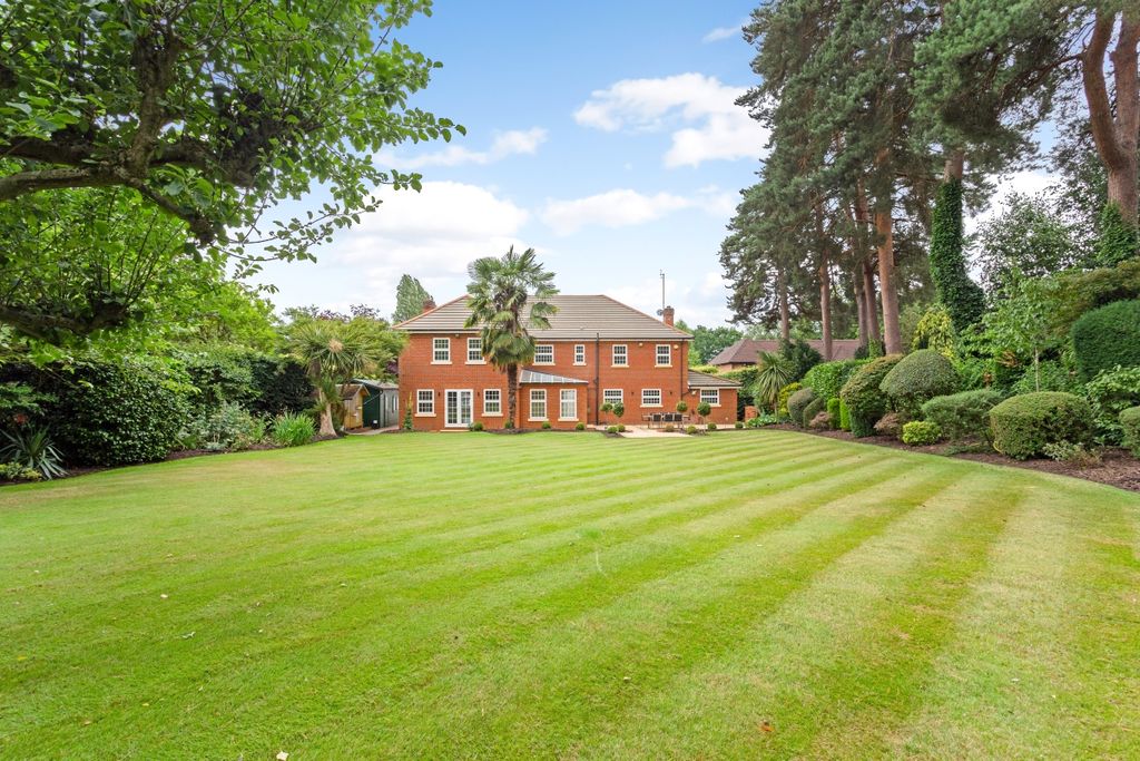 Property photo 1 of 21 Heath Rise