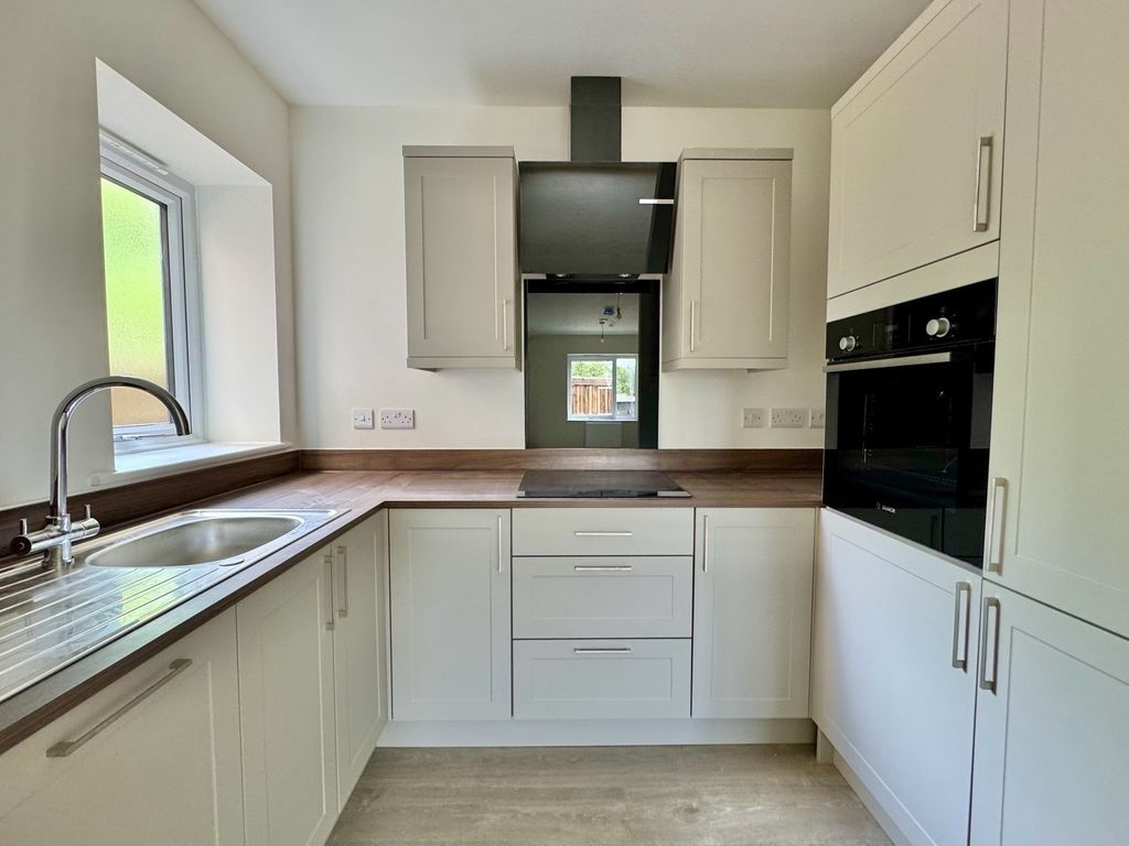 Property photo 2 of 10 Kitchen