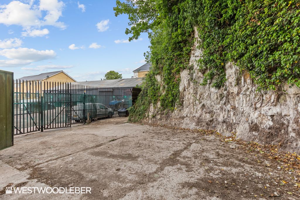 Property photo 1 of 6 Taylors_7