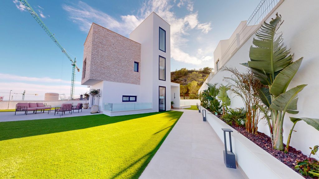 Property photo 3 of 32