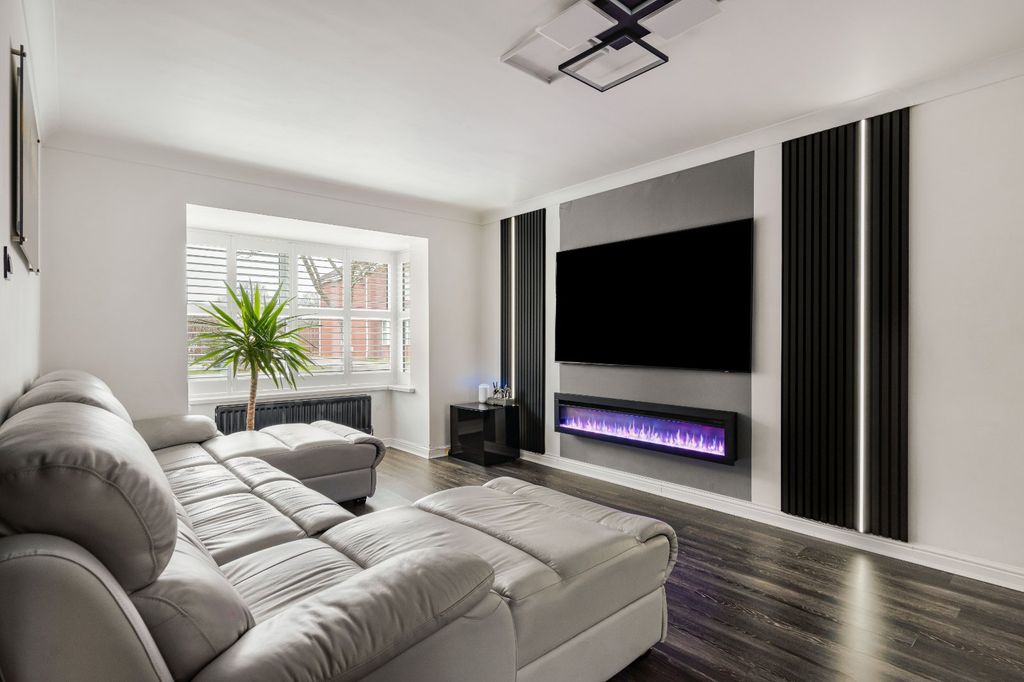 Property photo 2 of 23 Lounge