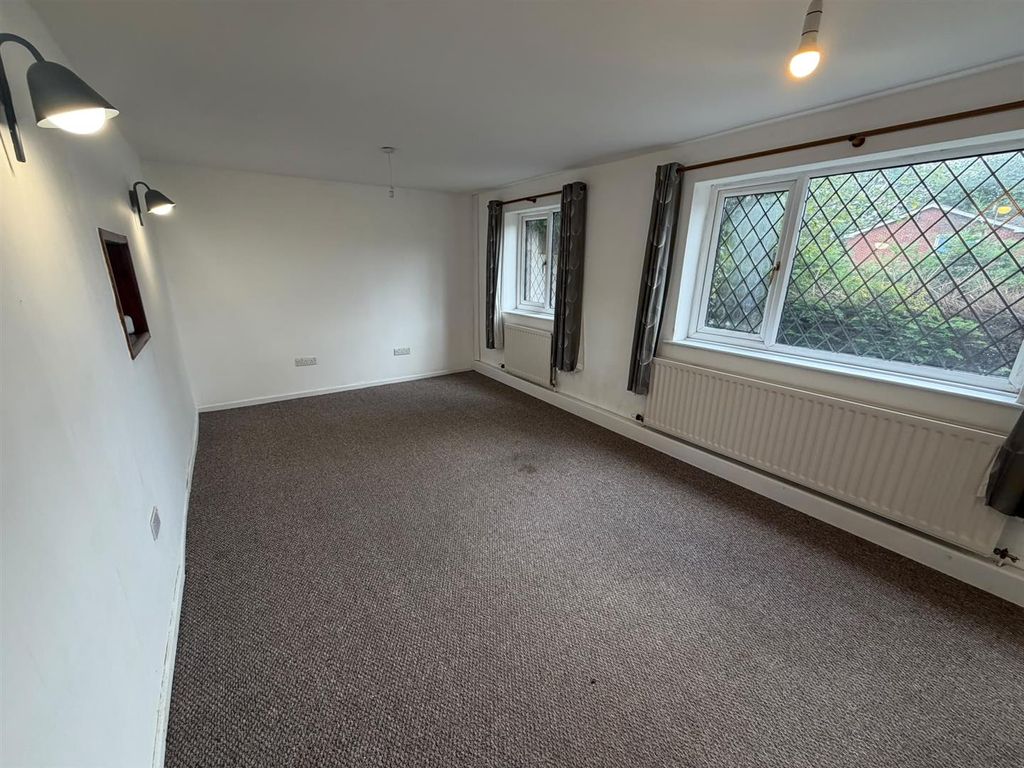 Property photo 3 of 16 Living Room / Diner