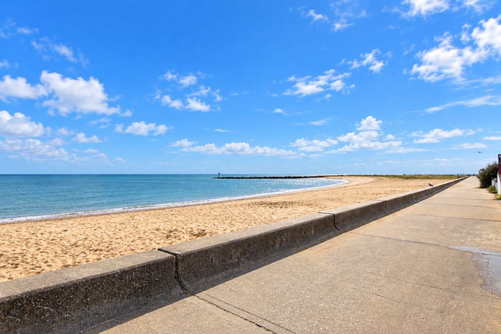 Property photo 1 of 11 Barclay Square, Jaywick.