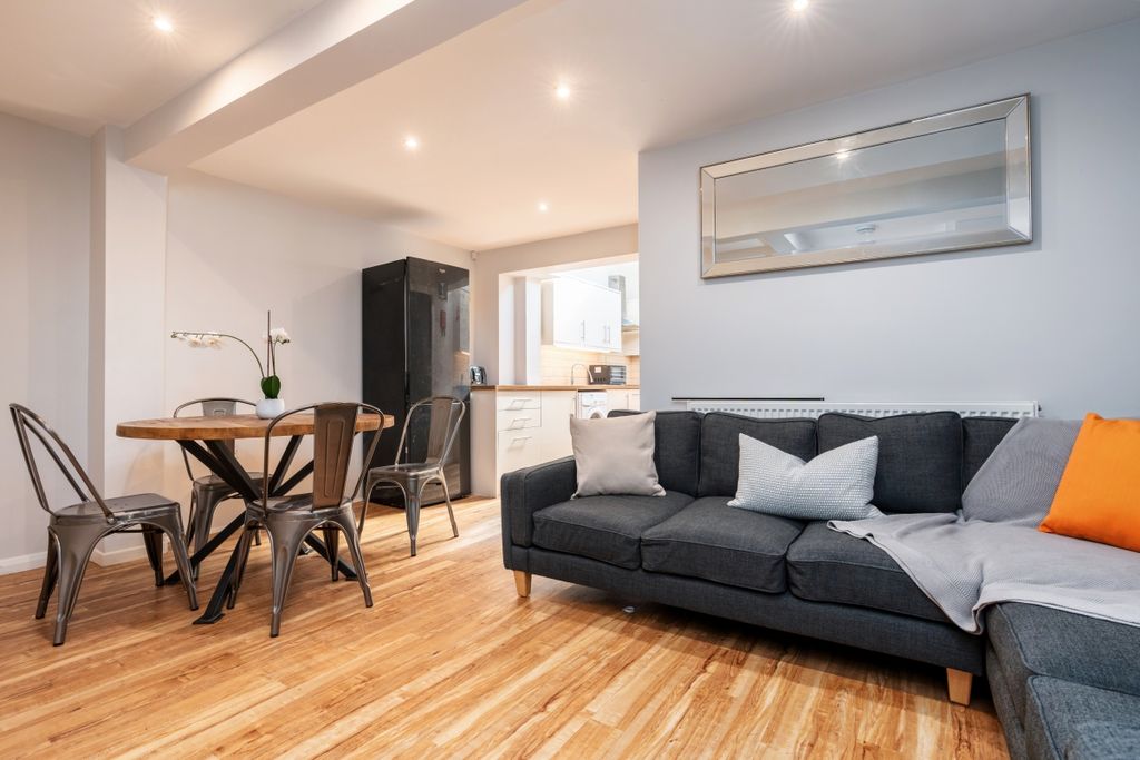 Property photo 1 of 14 62 Derby, Living Room 1