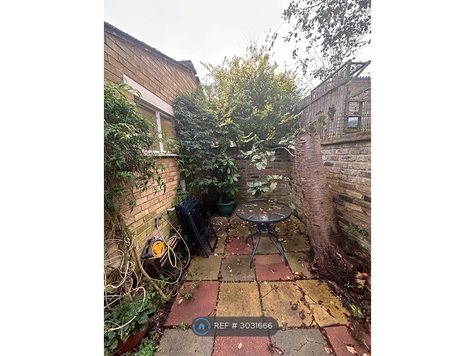 Property photo 3 of 8 Garden