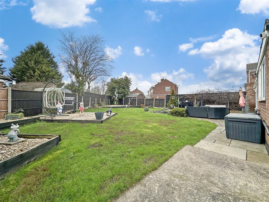 Property photo 3 of 25 Generous Rear Garden 198