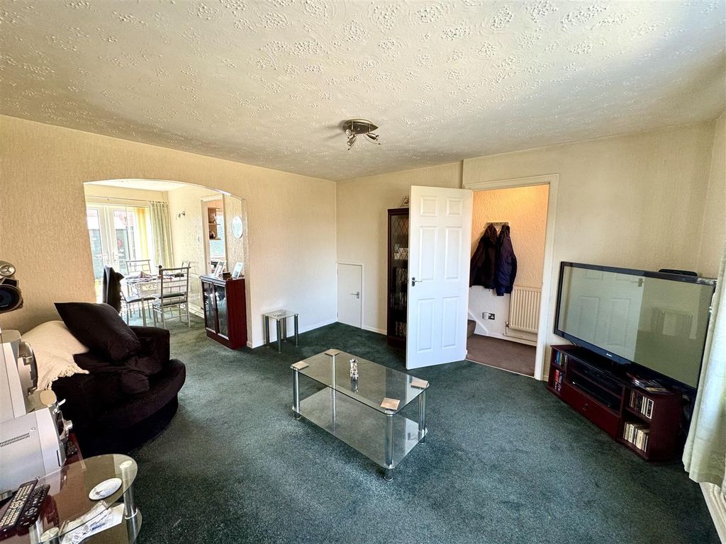 Property photo 2 of 15 Lounge