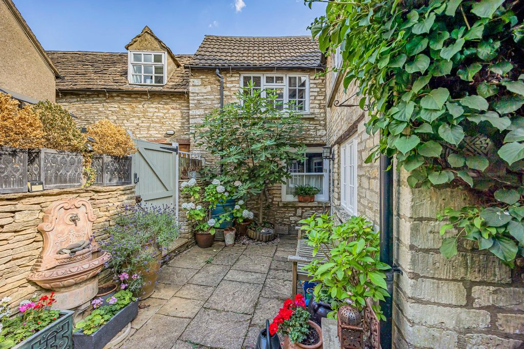 Property photo 1 of 11 Courtyard