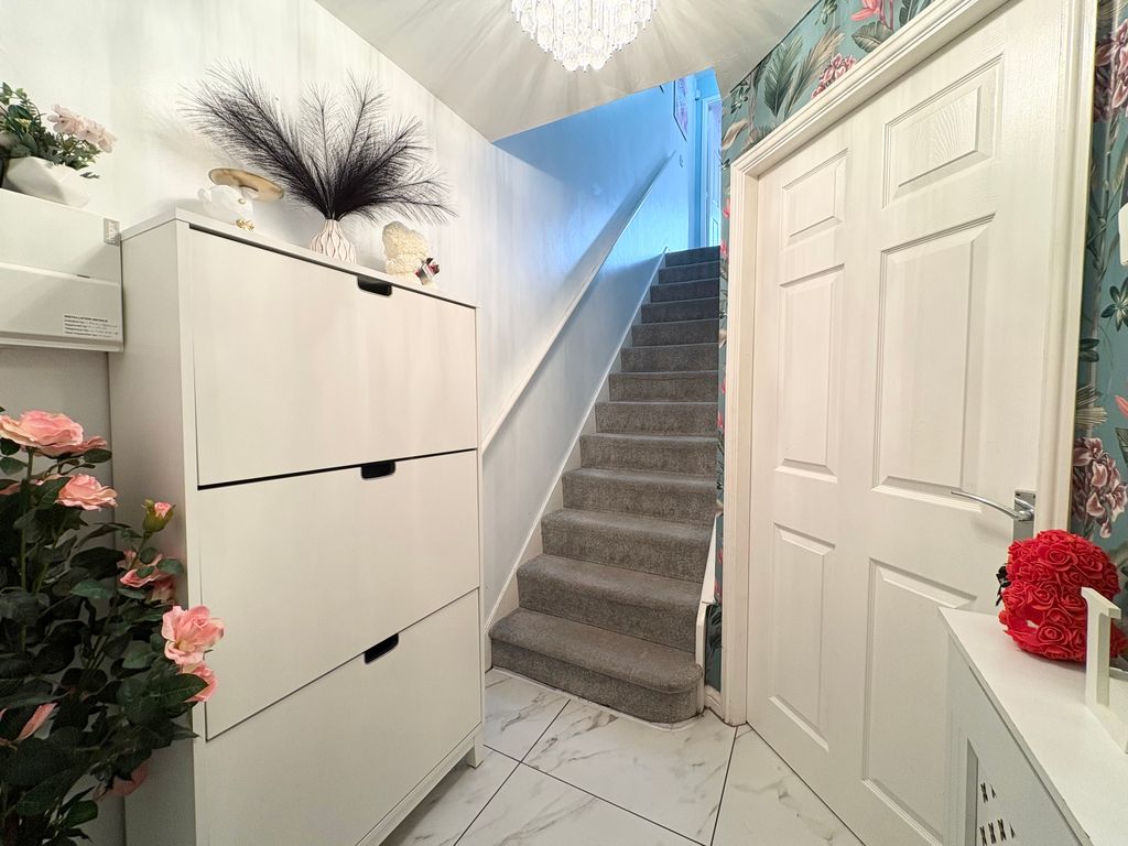 Property photo 2 of 21 Hallway