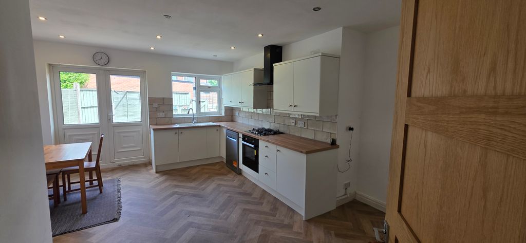 Property photo 3 of 8 Kitchen