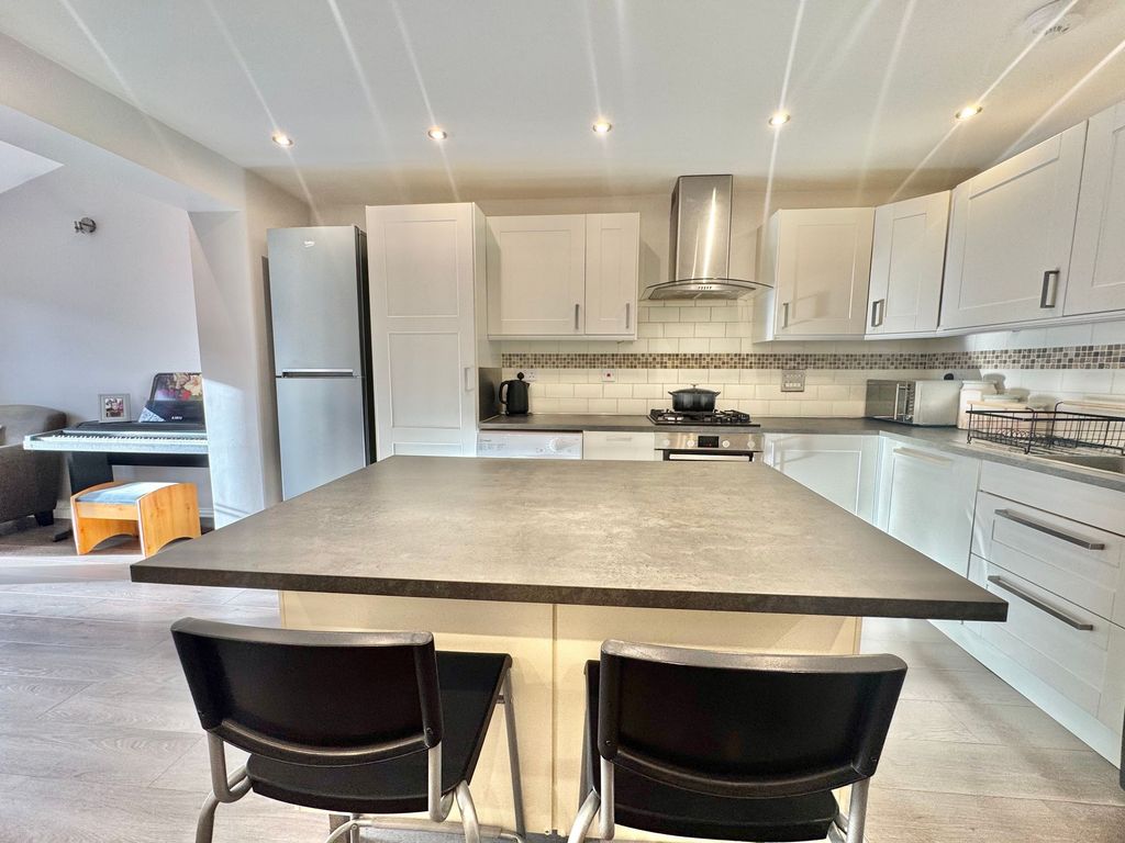 Property photo 3 of 31