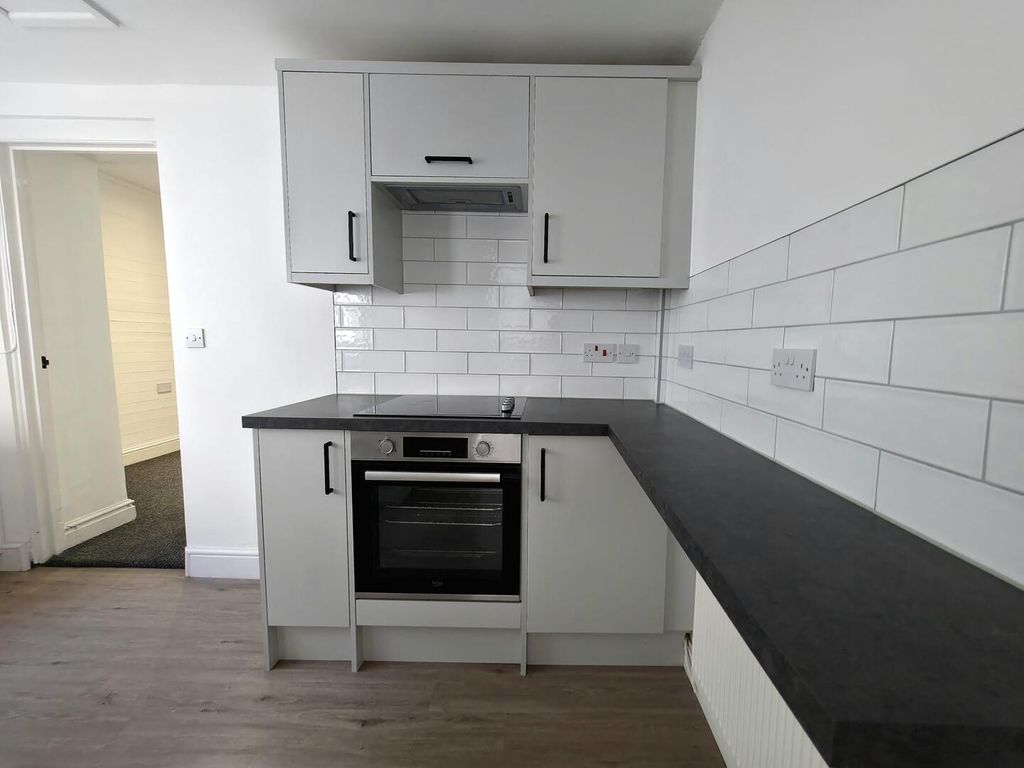 Property photo 3 of 9 Kitchen