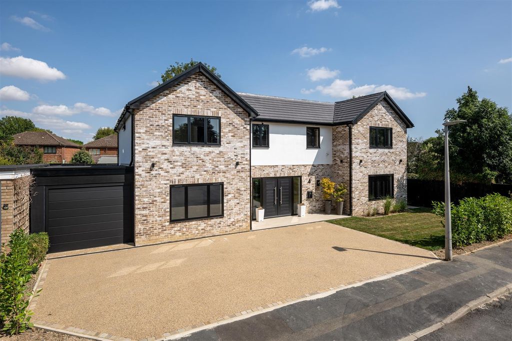 Property photo 1 of 42 250815 - 4 St Davids Close, Leverstock Green - 04.