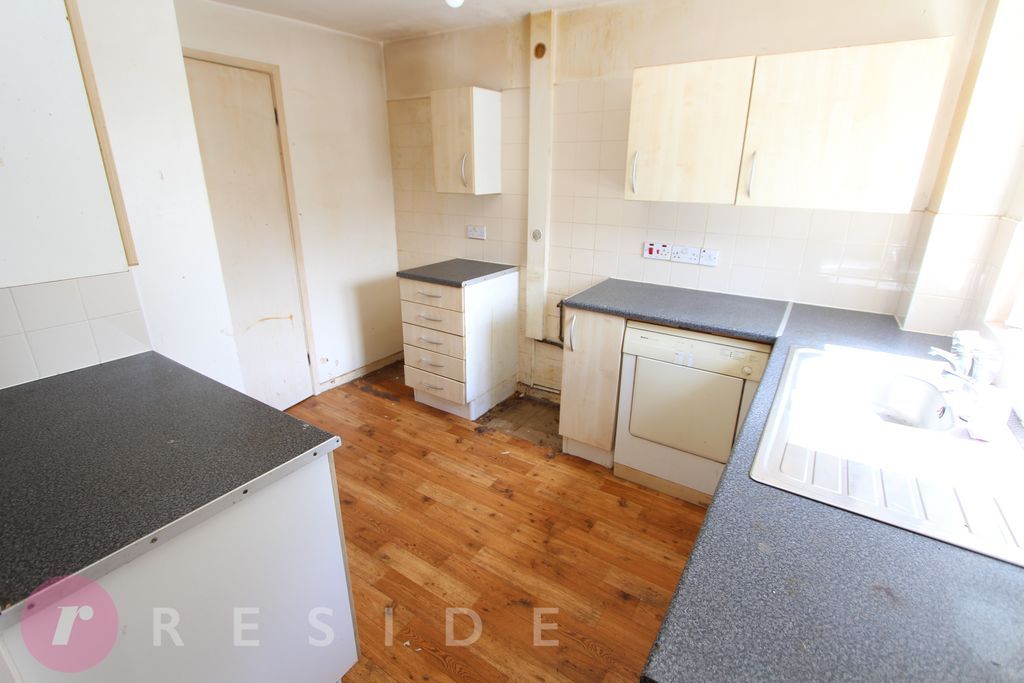 Property photo 3 of 19 Kitchen