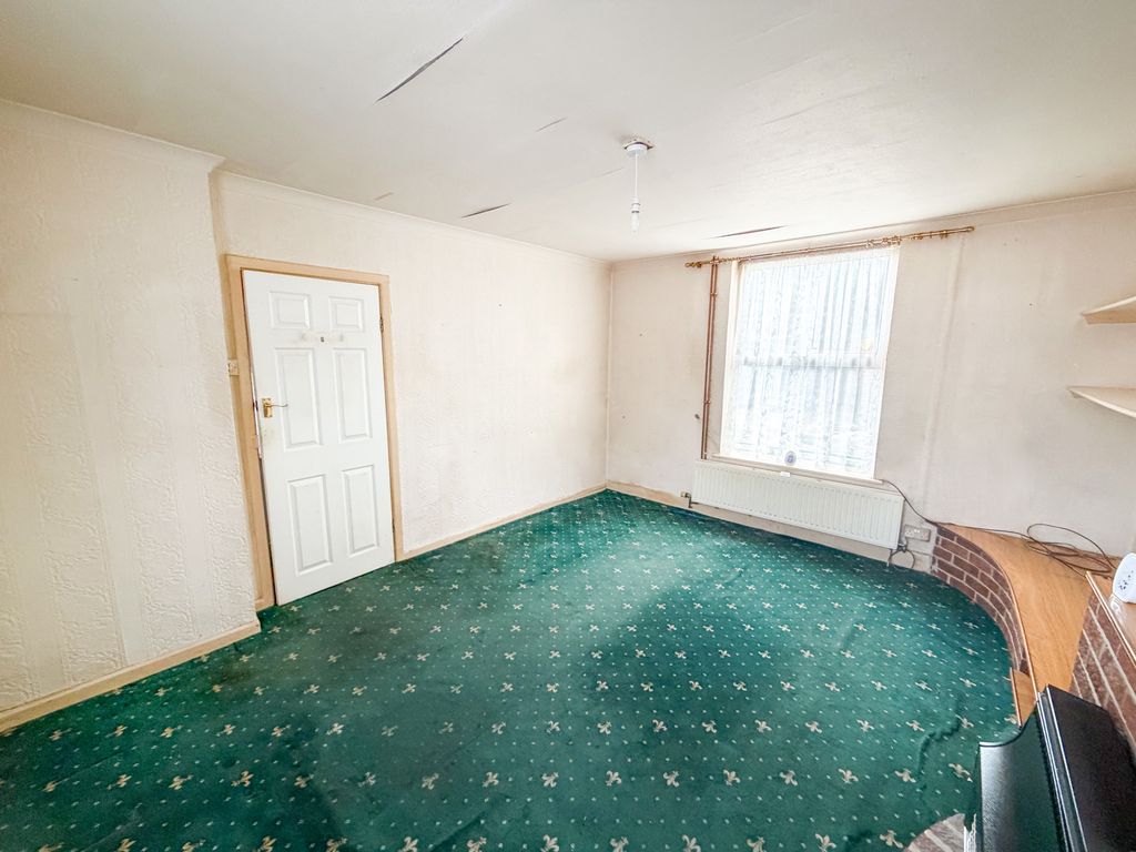 Property photo 3 of 13 Lounge