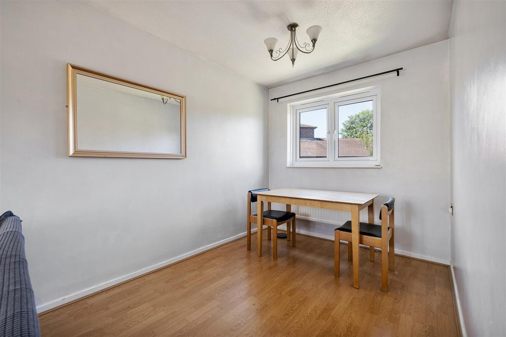 Property photo 3 of 11 St. Gabriel's Close, E11