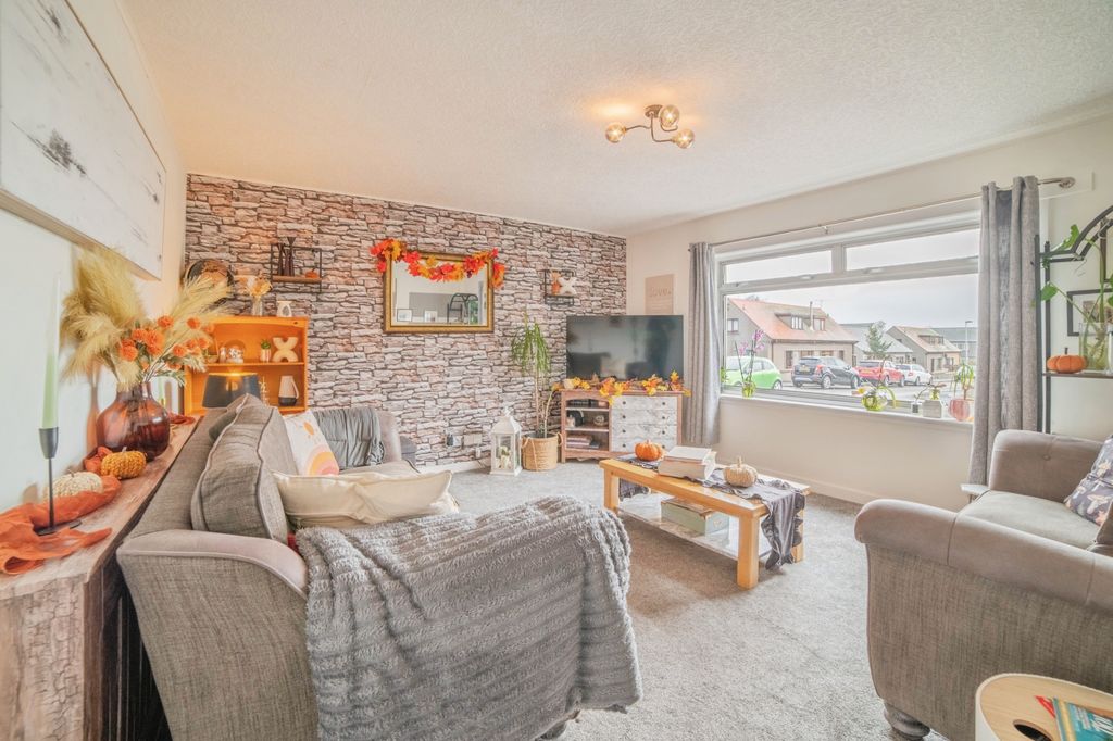 Property photo 3 of 15 Lounge