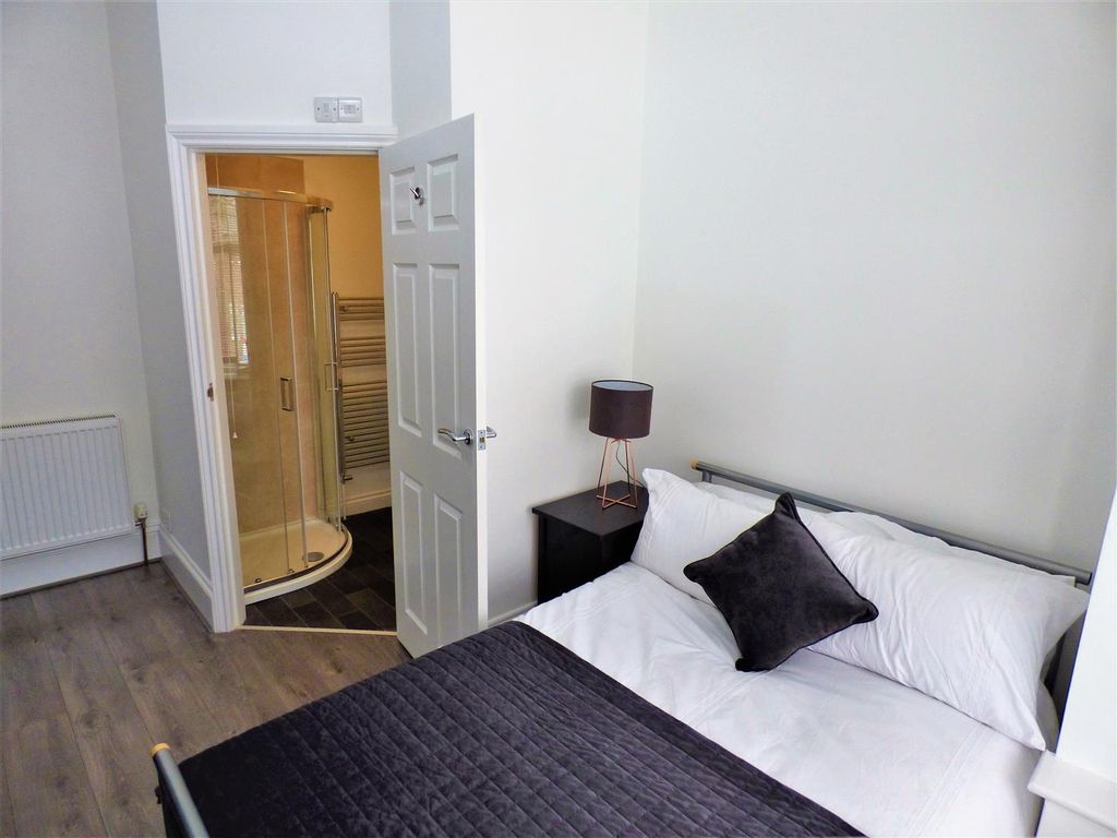 Property photo 3 of 13 Bedroom 1 Mere Road 2.Jpg