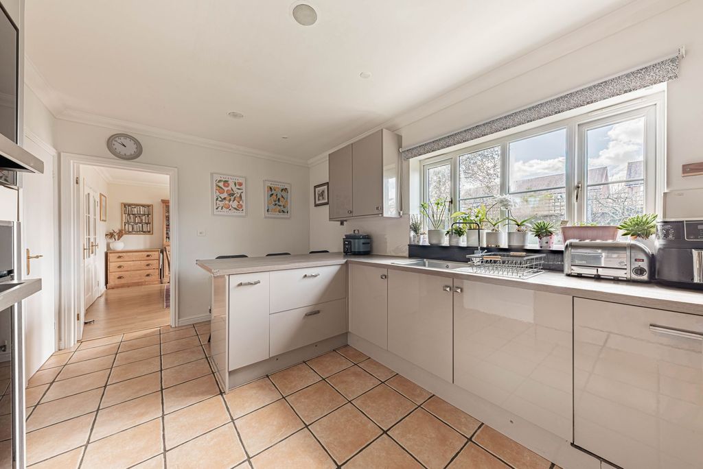 Property photo 3 of 39 Kitchen (1)