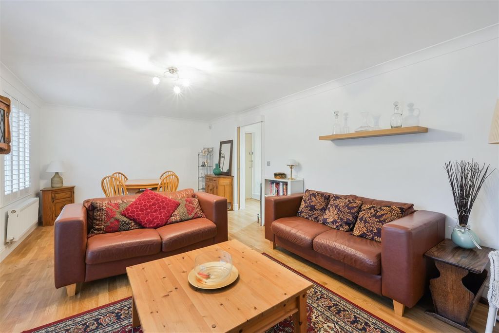 Property photo 2 of 14 Limes Close