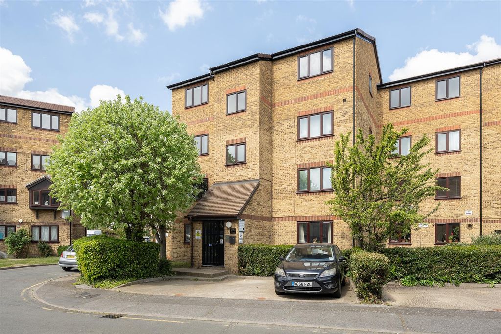Property photo 2 of 22 2, Brockway Close E11