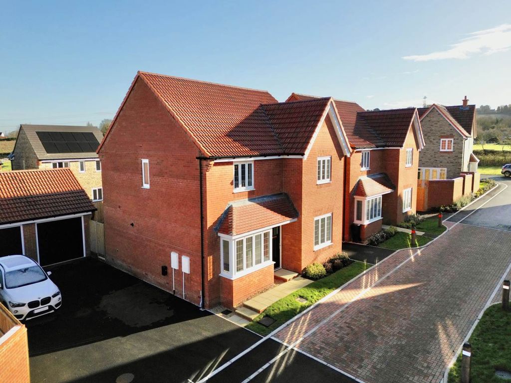 Property photo 1 of 14 1 Nelmes Close Main