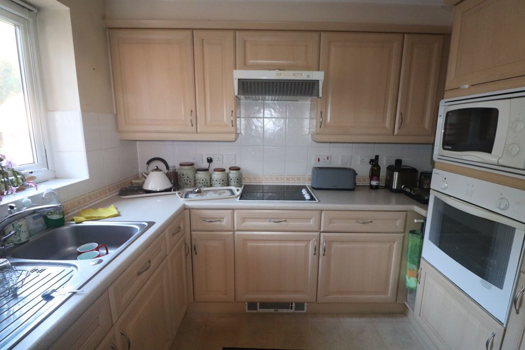 Property photo 3 of 8 Kitchen