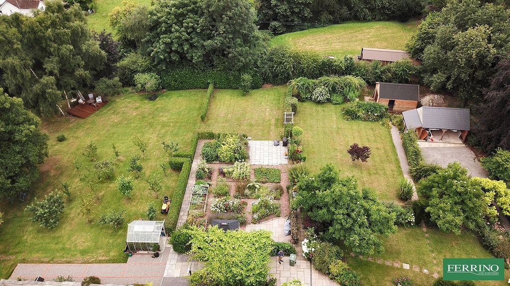 Property photo 2 of 34 Garden
