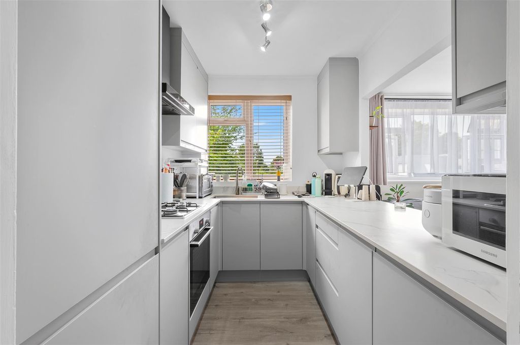 Property photo 2 of 10 Flat 6, Malclom Lodge,-3.Jpg