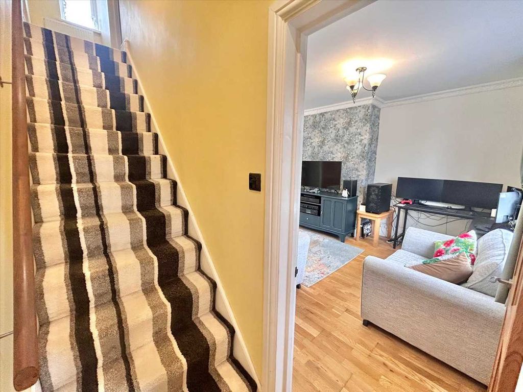 Property photo 3 of 20 Entrance Hallway