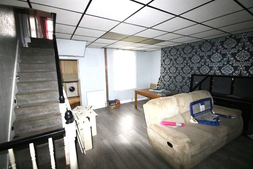Property photo 2 of 12 Lounge