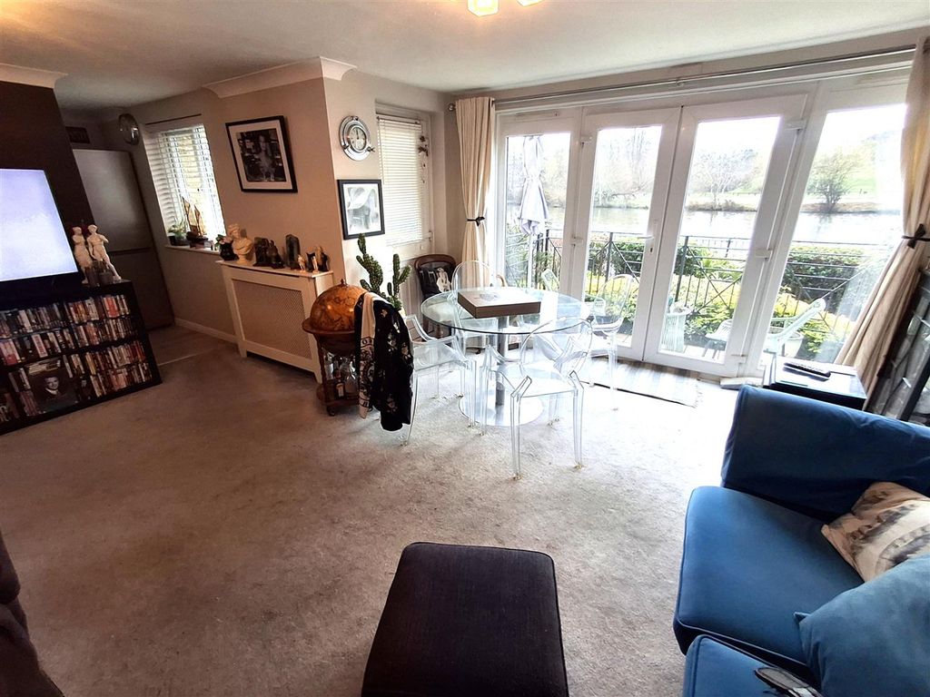 Property photo 2 of 7 Lounge.Jpg