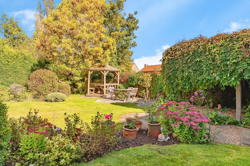 Property photo 2 of 26 Garden