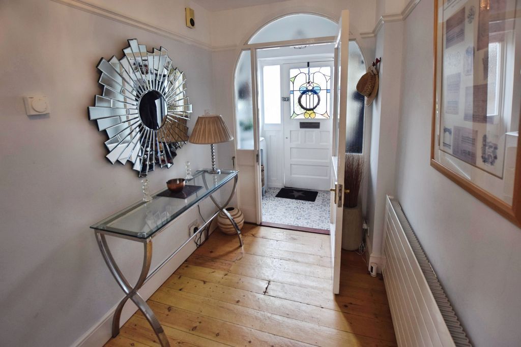 Property photo 3 of 34 Entrance Hall