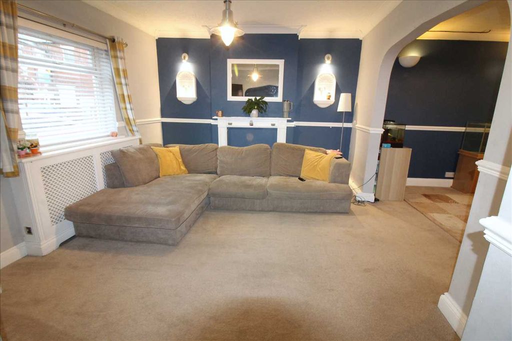 Property photo 2 of 16 Lounge