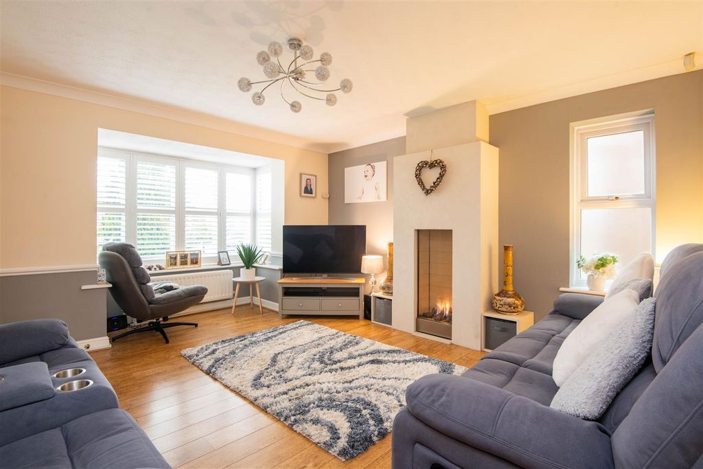 Property photo 2 of 32 Lounge