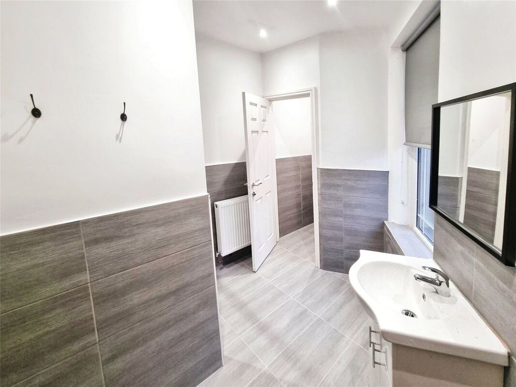 Property photo 3 of 16 Room 11 Bathroom