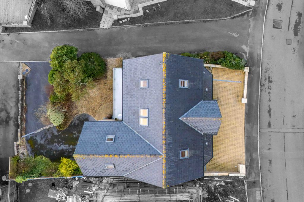 Property photo 1 of 53 6/7 Bedroom Detached For Sale On Coed Y Bronallt In Hendy