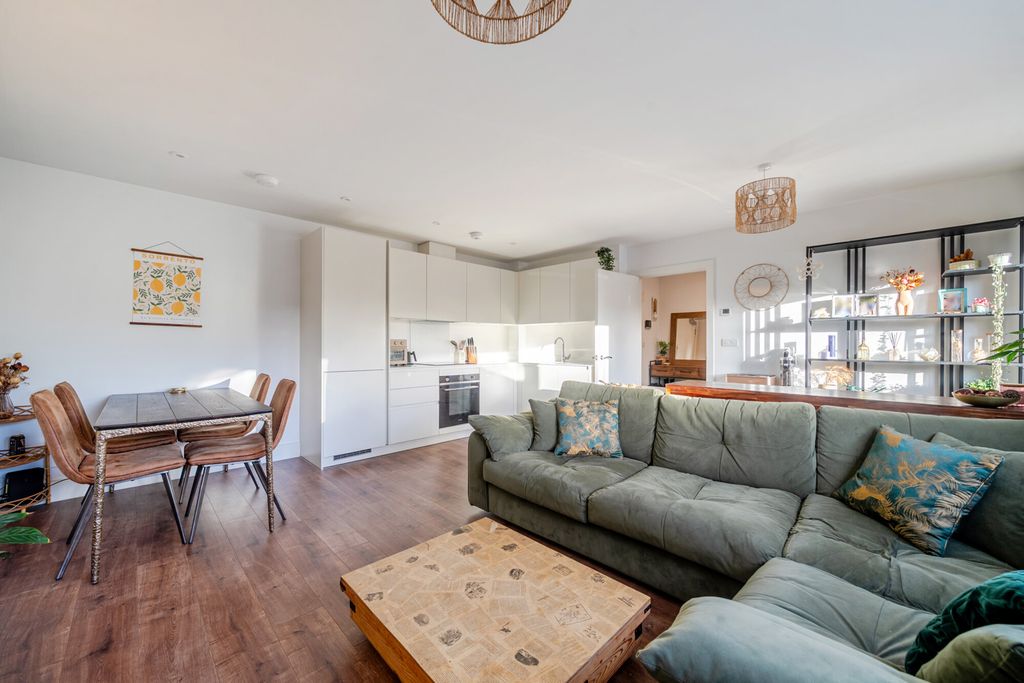 Property photo 1 of 20 1386376-8-693943E...