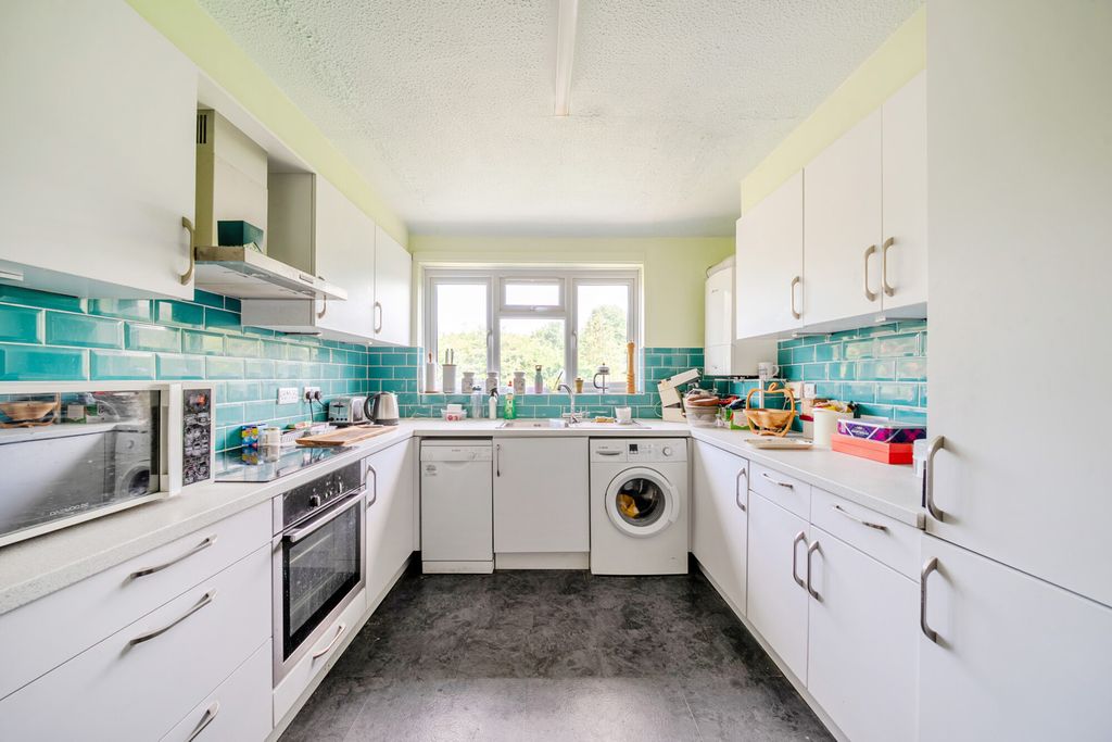 Property photo 3 of 13 1316040-16-685Eb0...