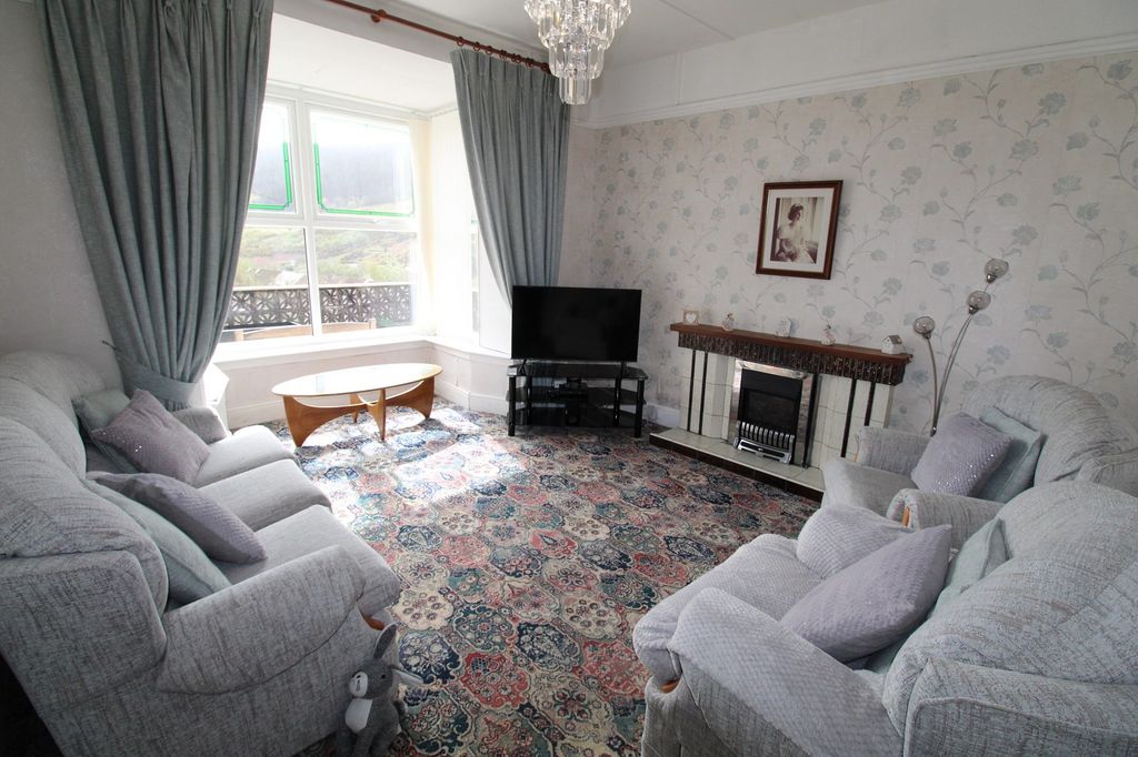 Property photo 3 of 17 Lounge