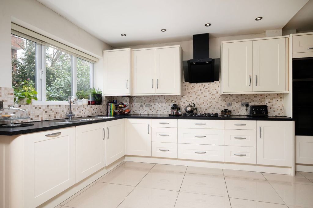 Property photo 3 of 15 4912865