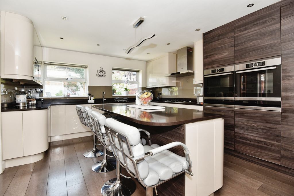 Property photo 2 of 12 Breakfast Kitchen