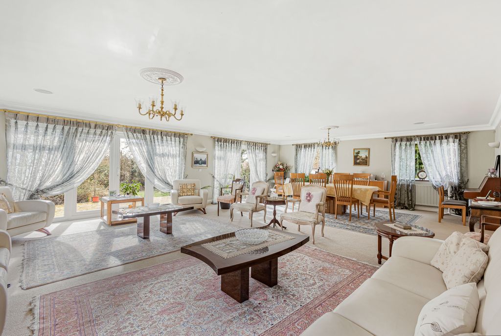 Property photo 3 of 28 Sitting/Dining Room