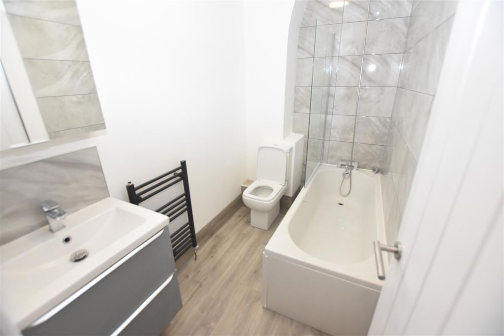 Property photo 3 of 7 Bathroom