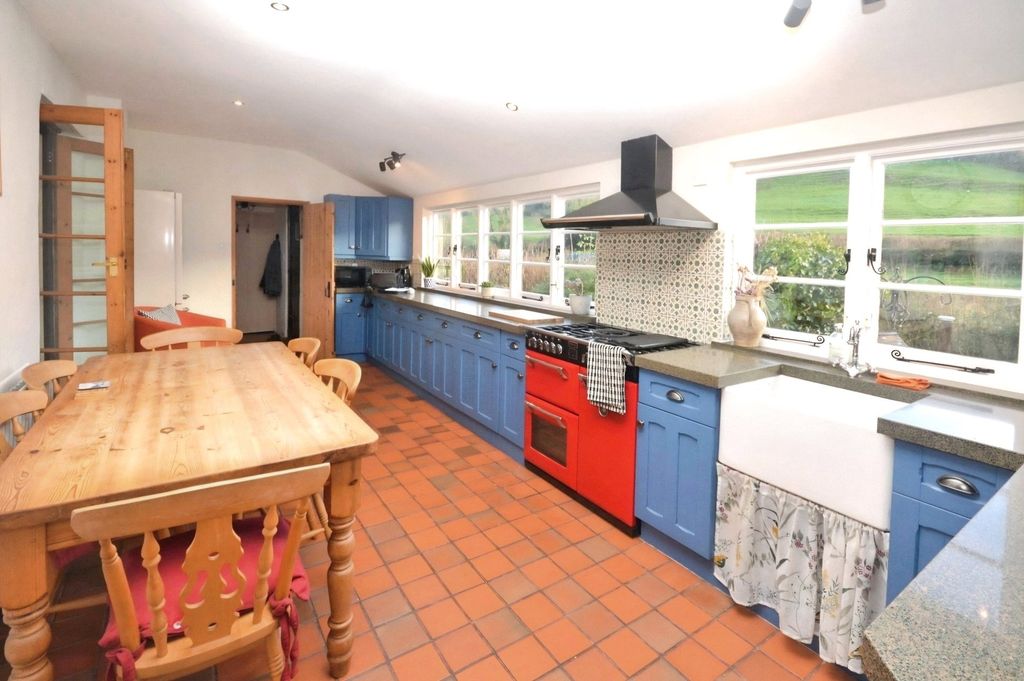 Property photo 2 of 25 Kitchen